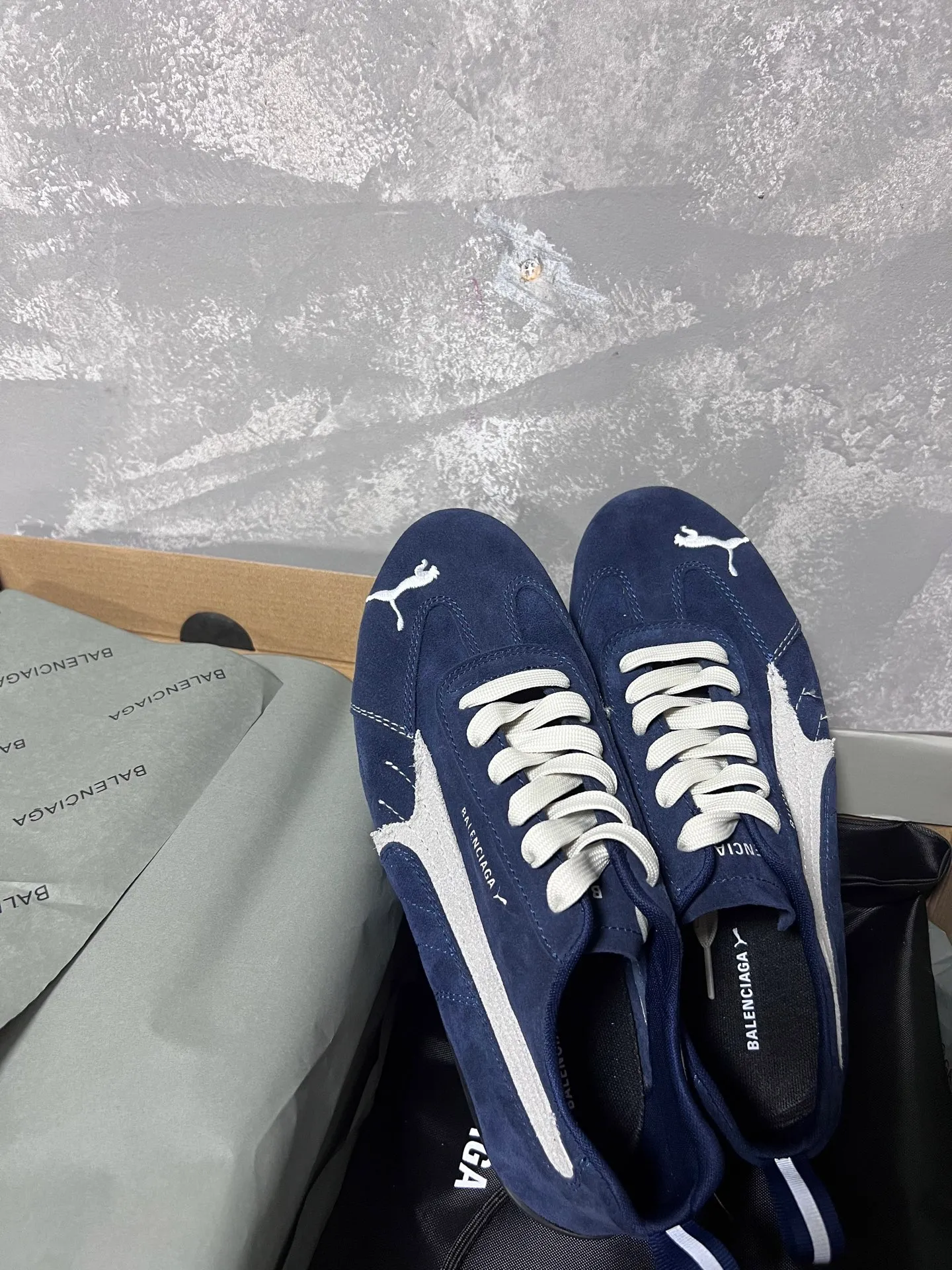 👟👟Ex-factory price 480👟👟 PUMA co-branded Balenciaga: Who knows! This pair of distressed and war-damaged Speedcats are so good-looking. The thin-soled sneakers have been upgraded to 2.0, which destroys the aesthetics of the street. More than half of the classic PUMA stripes on the side of the shoes have been "violently torn". The distressed treatment has a sense of ruined art, and it becomes the focus of the street in seconds! Hot stamping double logo + gold foil size mark on the heel, the details give a high-end feel Code number: 35-44 (45 customized)